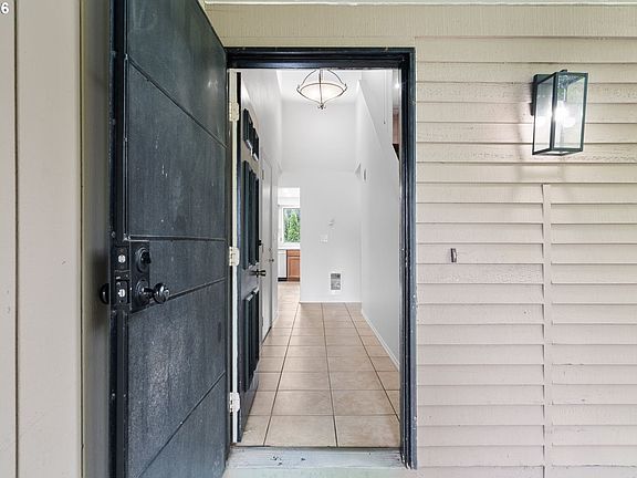 4th image of 823 NE 132nd Ave