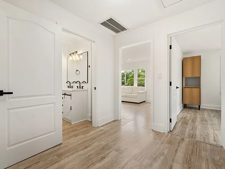 215 N Columbia St — Photo 10