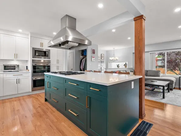 3988 Larchwood Dr, Saanich, BC V8N 3P5
