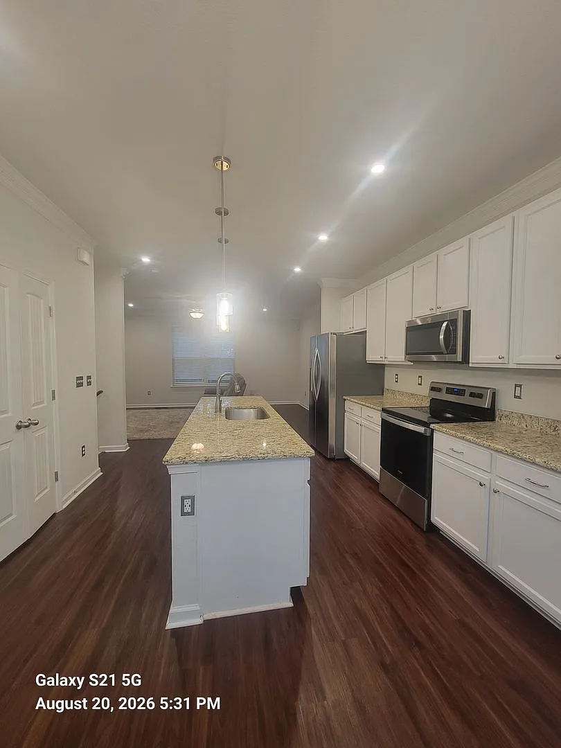 Modern 3-Bedroom Townhome Three Private Bedroom Suites! Near town center! — Photo 3