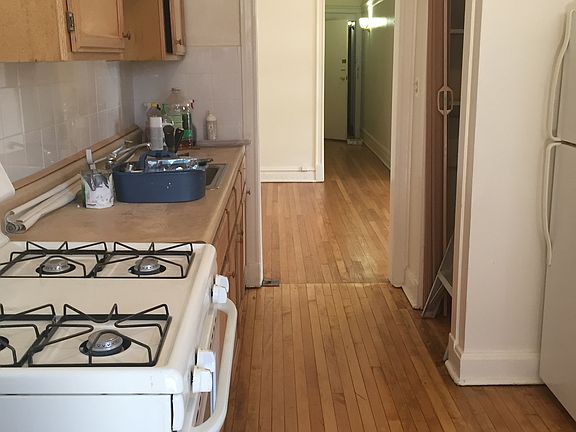 3rd image of 833-35 W Leland Ave APT 2R