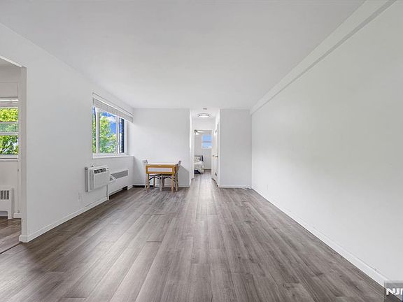4th image of 2345 Linwood Avenue