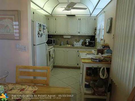 4th image of 152 Newport Ct #J