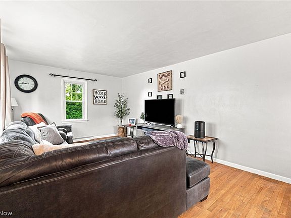 5th image of 923 Myler Rd