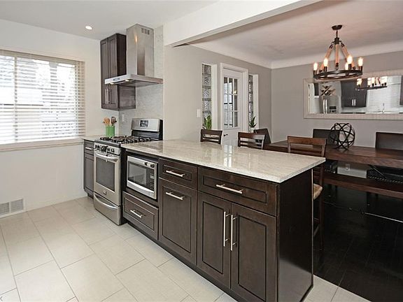 3rd image of 1535 Parkwood Rd
