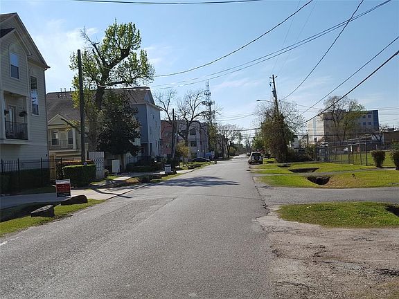 View from 25th. Street westward .. Ella is at end of this street ..