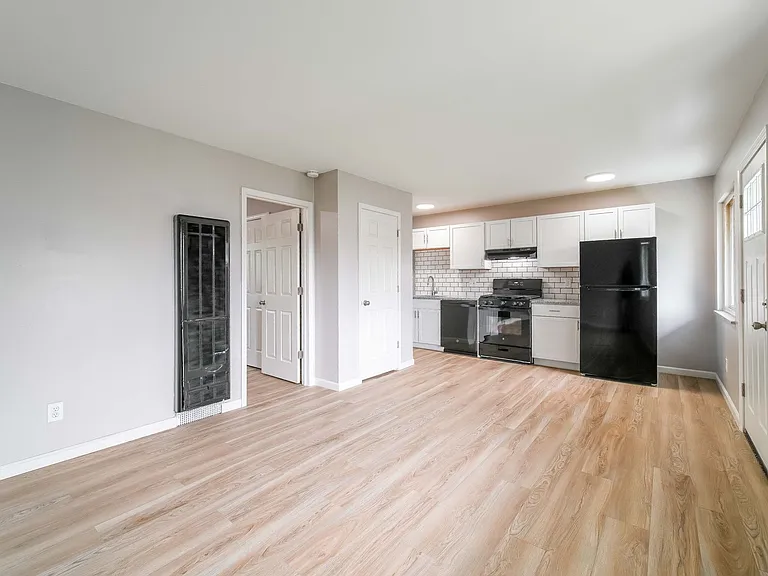1075 Oak St — Photo 30
