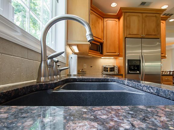 3rd image of 914 Oyster Pointe Dr