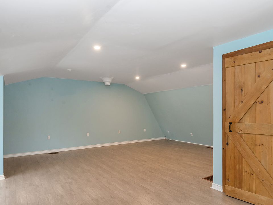 2nd image of 3911 Algonquin Ave #3911