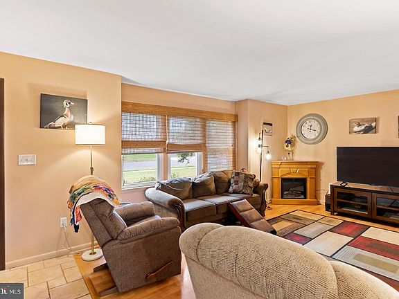 4th image of 109 Yellow Breeches Dr