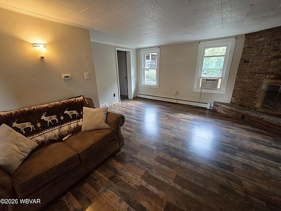 4th image of 210 E Keller St