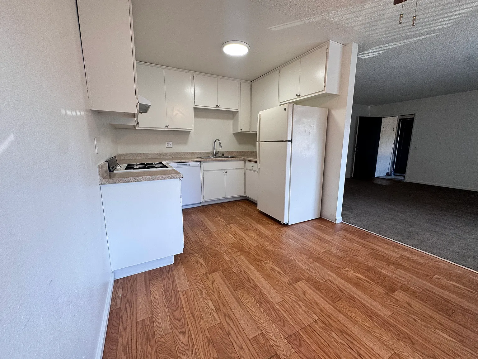 2 bed, 850 sqft, $2,080 — Photo 3