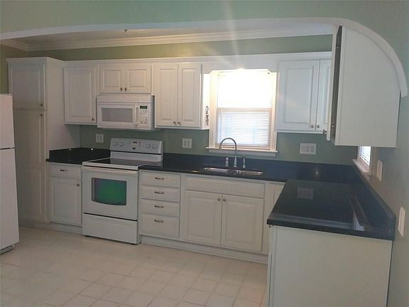 4th image of 611 S Clairmont Ave