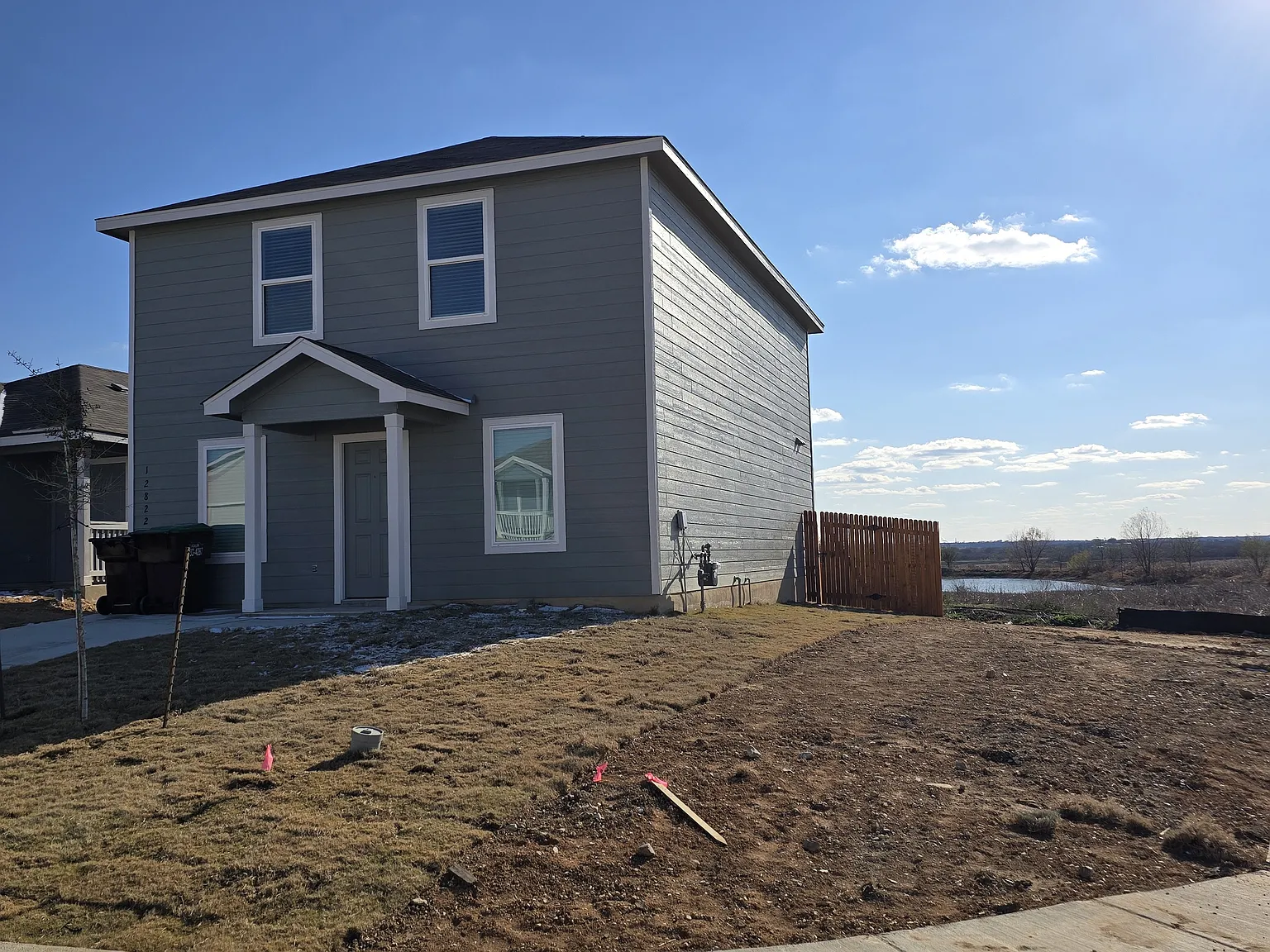 Spacious 4 bed room 2.5 bath corner lot — Photo 2