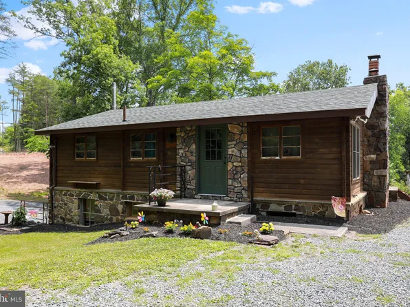 422 Cliff Dr, Great Cacapon, WV 25422