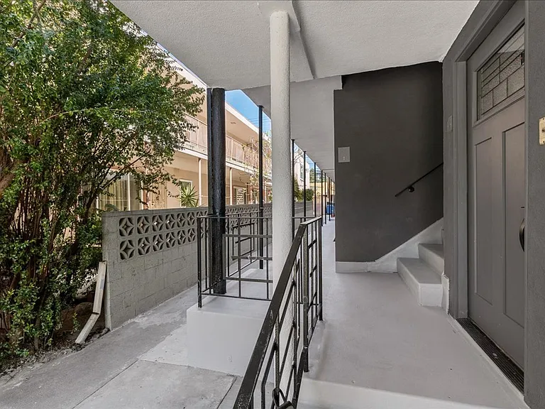 652 N Hayworth Ave #2 — Photo 14