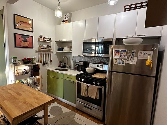 2nd image of 418 Melrose St APT 2R