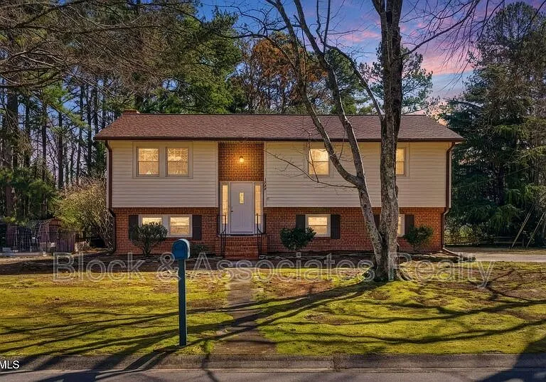 1200 Boxwood Ln — Photo 1