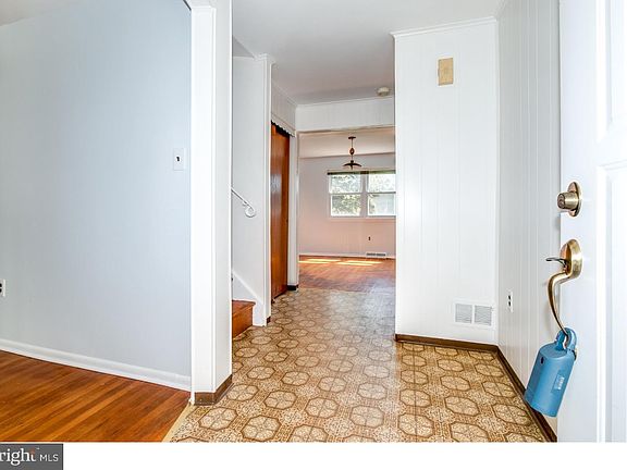 4th image of 728 W Birchtree Ln
