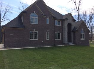 8878 Prestwick Ln, Washington Township, MI 48095