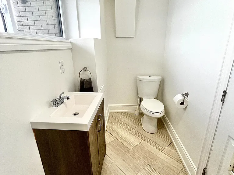53 Centre St E — Photo 10