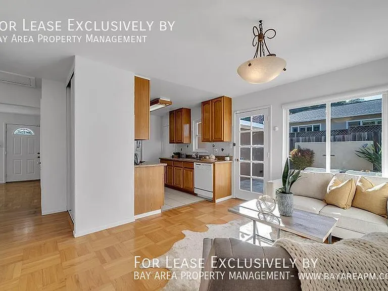 1210 Sleepy Hollow Ln — Photo 4