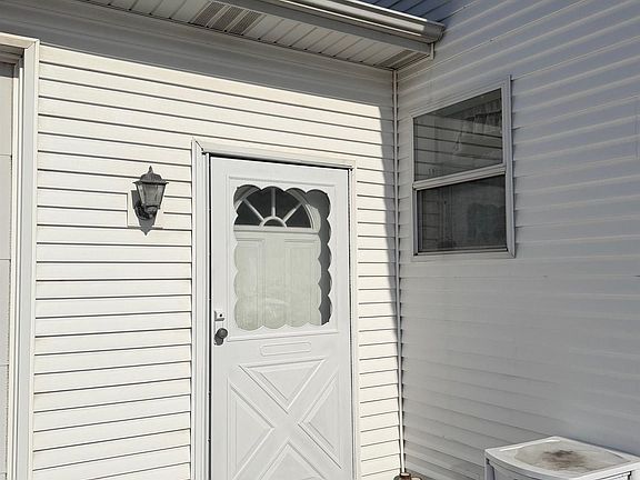 2nd image of 988 Chartier