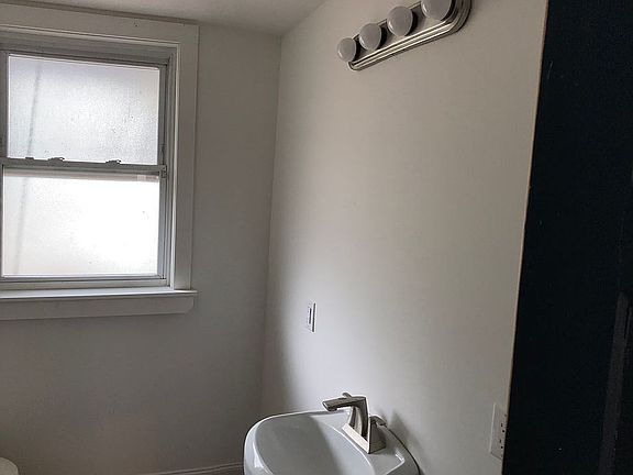 4th image of 326 E 12th Ave