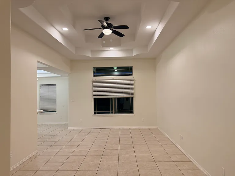 701 E Cheyenne Ave — Photo 3