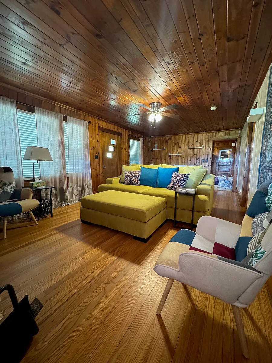 Living room - 683 McDaniel Rd