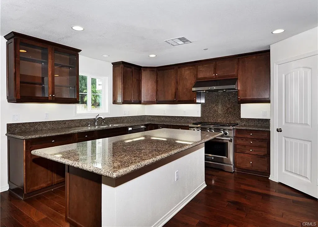 6 bed, 5.5 bath, 3228 sqft, $12,000 — Photo 3