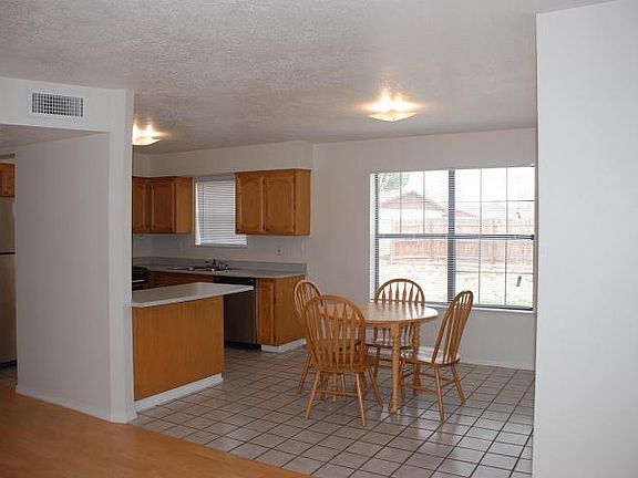 3rd image of 1020 Cypress Ct SE