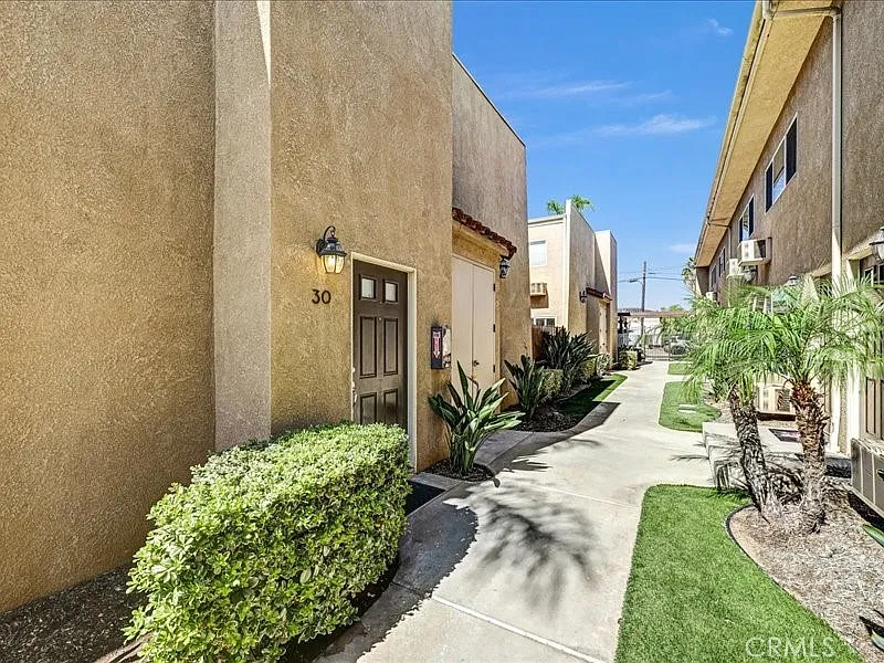 2 bed, 1.5 bath, 1024 sqft, $3,200 — Photo 2