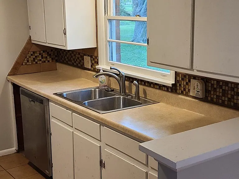 517 Simmons St — Photo 14