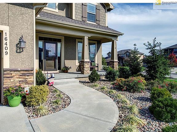 FANTASTIC CURB APPEAL AND PROFESSIONAL LANDSCAPING ALONG THE PATH LEADS YOU TO THE WELCOMING FRONT ENTRY.