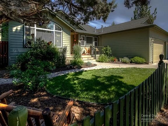 3rd image of 903 SE Sunwood Ct
