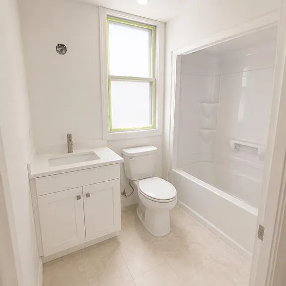 1336 University Ave W #1 — Photo 3