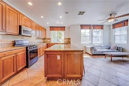 3 bed, 2.5 bath, 1782 sqft, $4,300 — Photo 2
