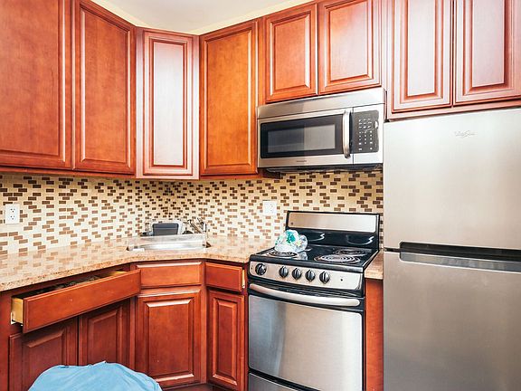 4th image of 200 Irving Ave APT 2B