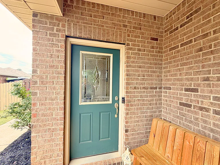 323 Huntwood Dr — Photo 3