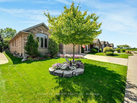 3rd image of 100 Willowdale Cres