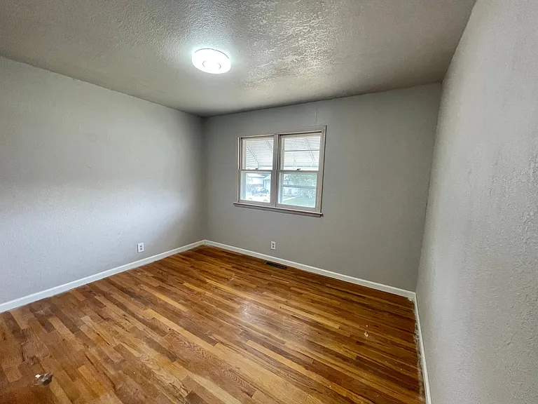 1604 S Kenwood St — Photo 13