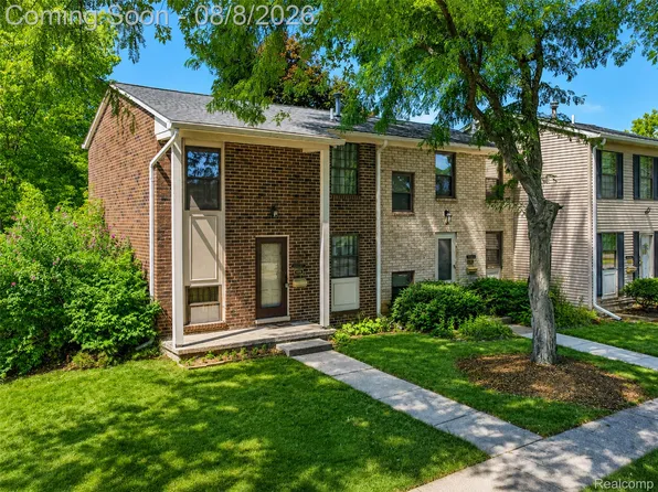 8358 Lakeview Ct, Ypsilanti, MI 48198