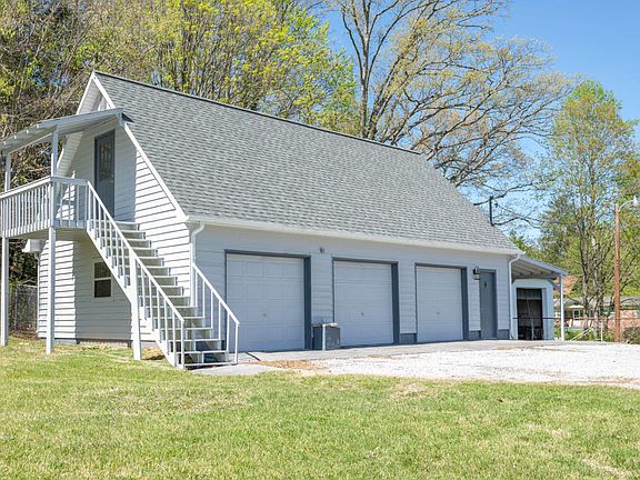 3rd image of 2417 Woodrow Dr