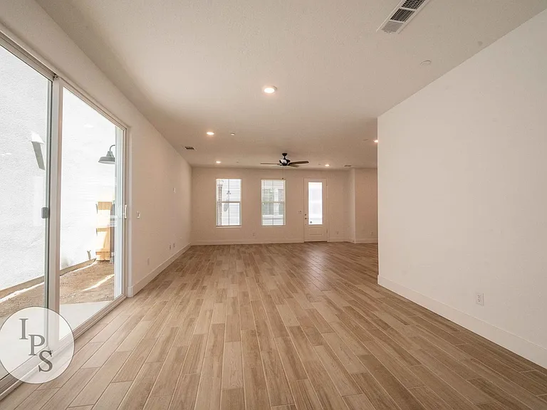 2830 E Tamarind Dr — Photo 12