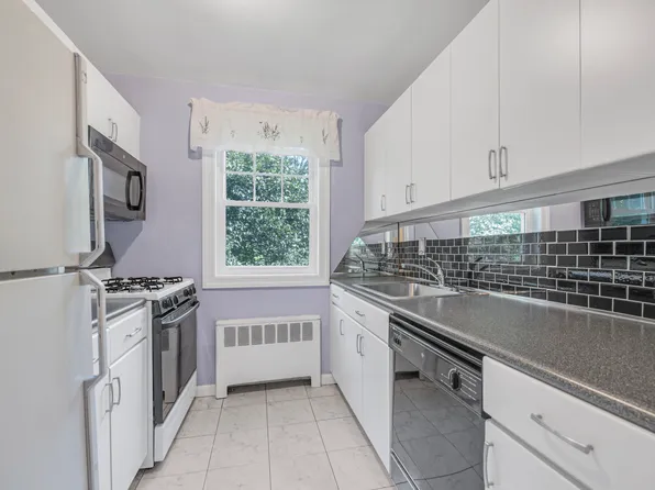 226-09 Union Tnpk image 4 of 8