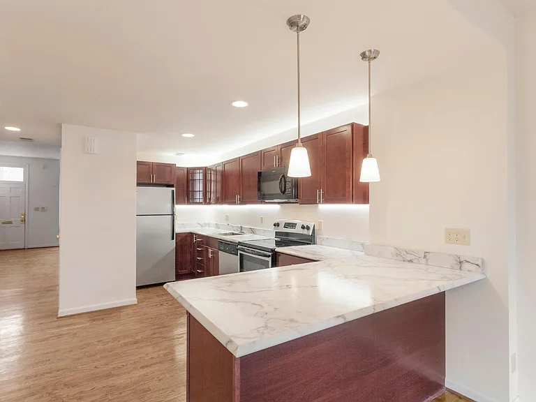 333 Denniston St — Photo 2
