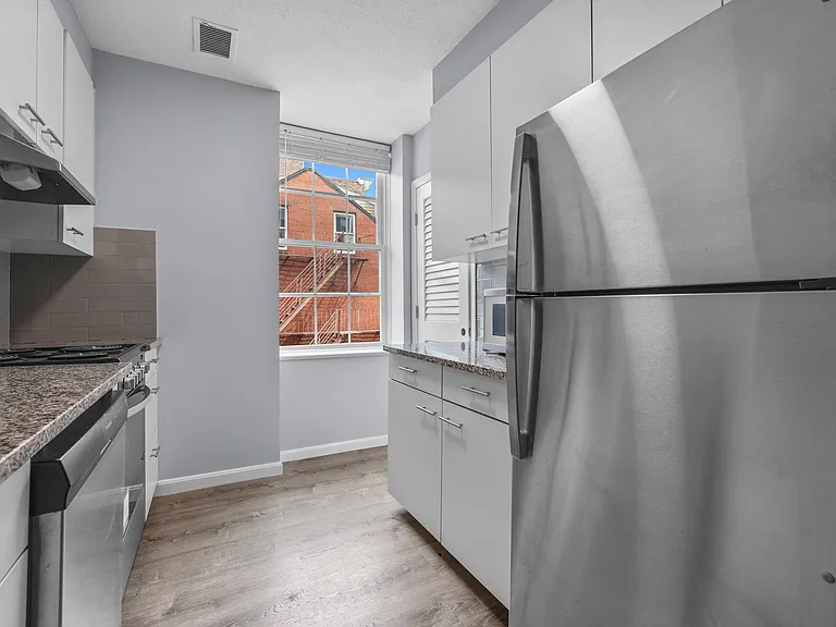 12 Parmenter St #4R — Photo 8