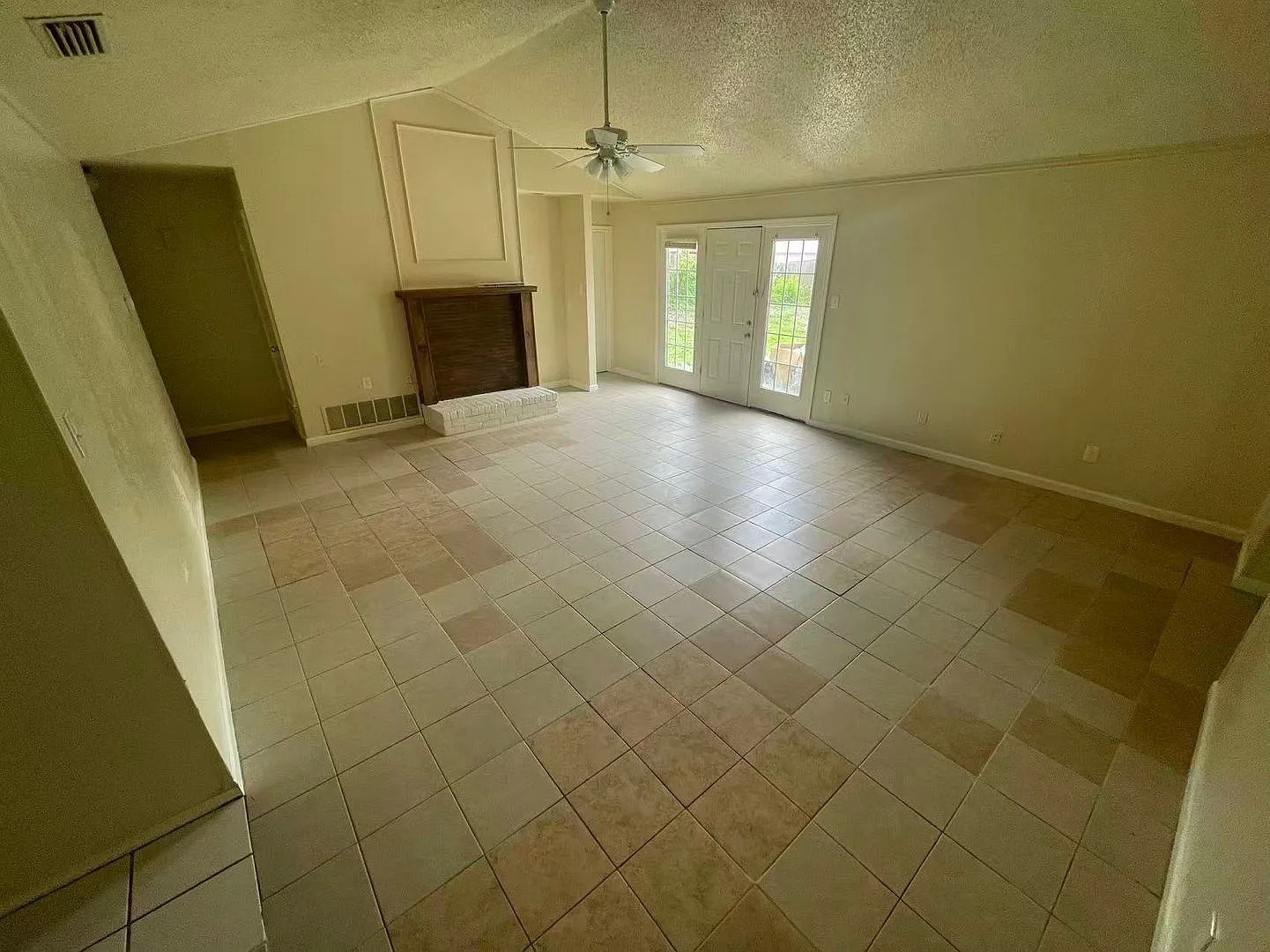 Beautiful 4 Bedroom 2 Bathroom in Plano! — Photo 4