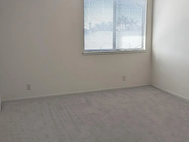 Third bedroom 
(10'x 11') and closet 
(6'6"x 24")